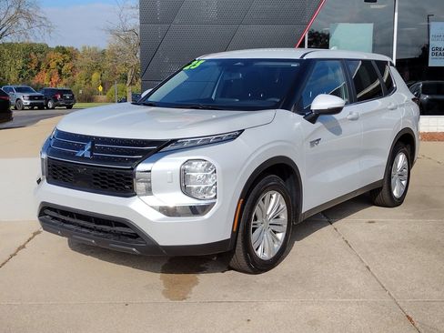 Used 2023 Mitsubishi Outlander ES image 1