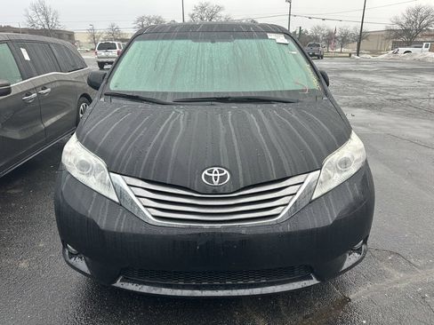 Used 2017 Toyota Sienna XLE image 2