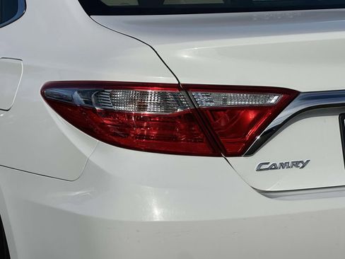 Used 2015 Toyota Camry LE image 10