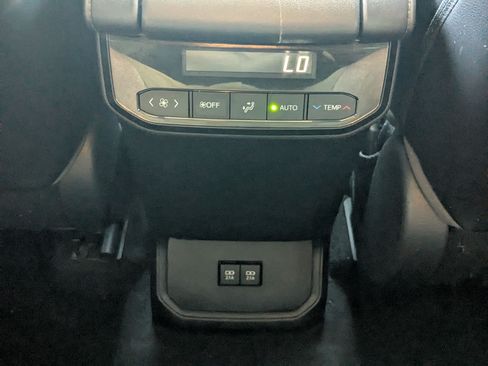 Used 2021 Toyota Highlander XLE AWD/4WD image 35