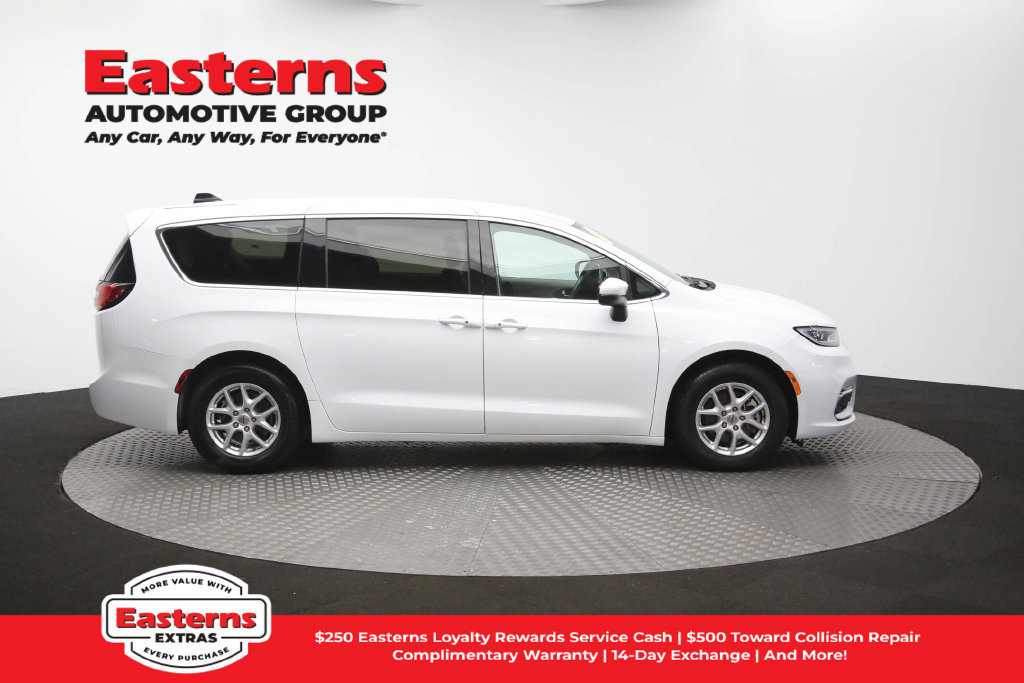 Used 2023 Chrysler Pacifica Touring-L FWD image 44