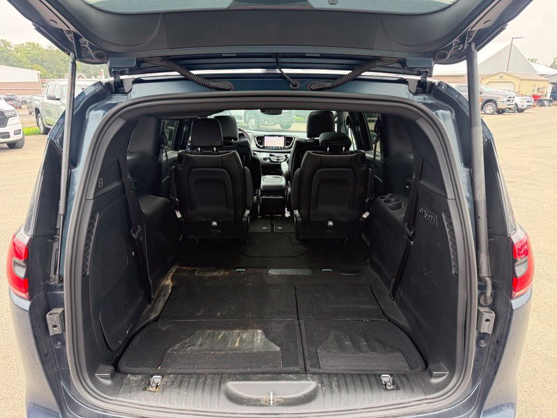Used 2023 Chrysler Pacifica Limited w/ Uconnect Theater Family Group AWD/4WD image 8