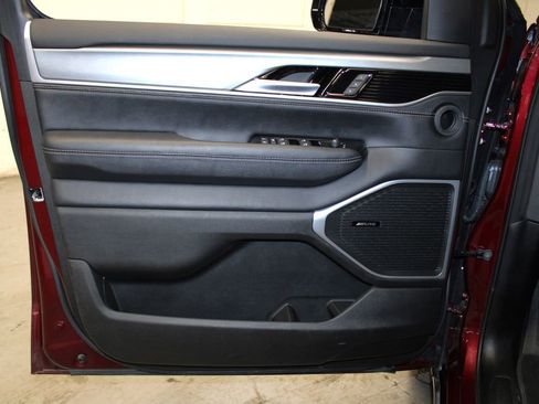 Used 2025 Jeep Wagoneer Series II image 24