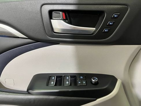Certified 2018 Toyota Highlander Limited AWD/4WD image 16