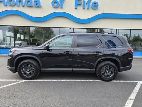 New 2025 Honda Pilot TrailSport image 2