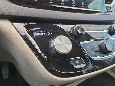 Used 2023 Chrysler Pacifica Touring-L FWD image 19