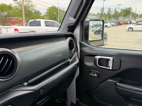 Used 2023 Jeep Gladiator Sport AWD/4WD image 21