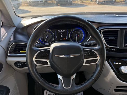 Used 2019 Chrysler Pacifica Touring-L FWD image 20