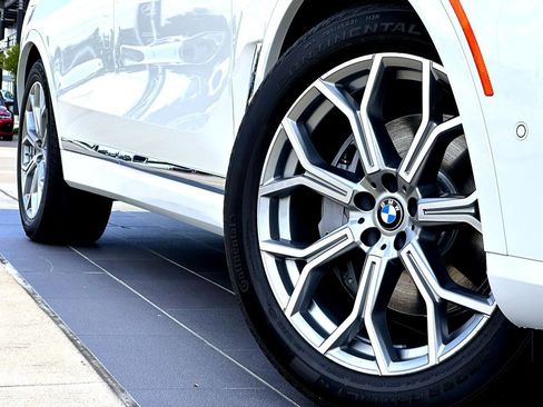 New 2026 BMW X7 xDrive40i w/ Premium Package image 2