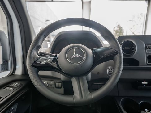 Used 2025 Mercedes-Benz Sprinter 2500 image 9