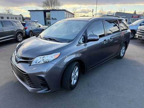Used 2018 Toyota Sienna LE image 5