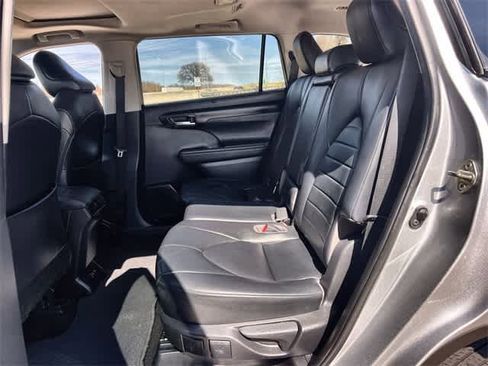 Used 2020 Toyota Highlander XLE image 14