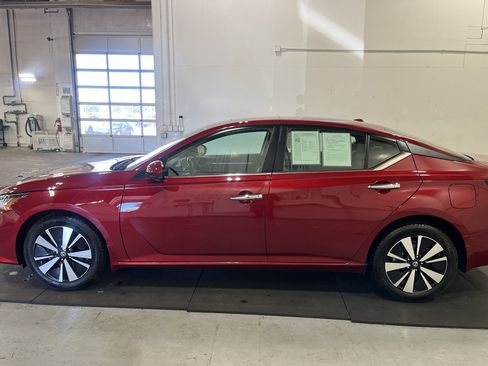 Used 2022 Nissan Altima 2.5 SV w/ SV Premium Package AWD/4WD image 9