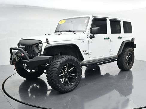 Used 2017 Jeep Wrangler Unlimited Sahara w/ Max Tow Package AWD/4WD image 4