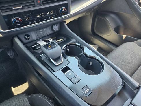 Used 2024 Nissan Rogue S FWD image 17