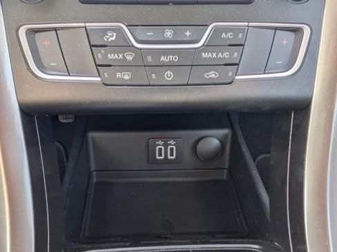 Used 2019 Ford Fusion SE FWD image 11