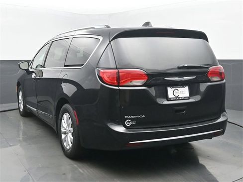 Used 2019 Chrysler Pacifica Touring-L image 4