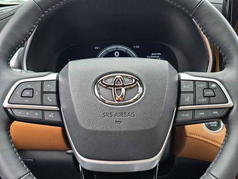 Used 2024 Toyota Highlander Platinum AWD/4WD image 26
