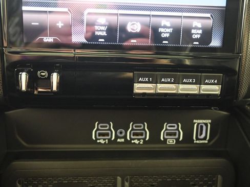 Used 2025 RAM 3500 Limited AWD/4WD image 32