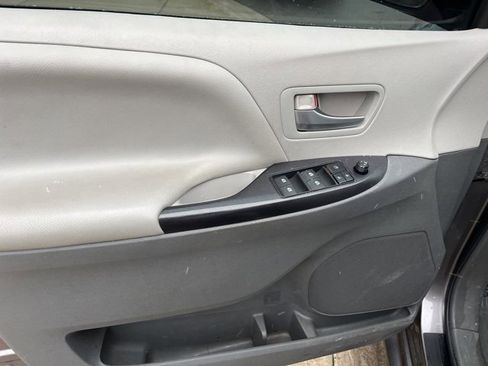 Used 2015 Toyota Sienna LE image 12