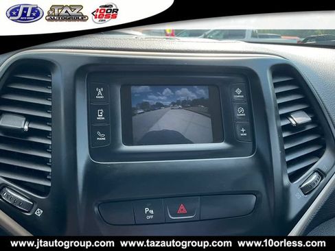 Used 2018 Jeep Cherokee Latitude FWD image 19