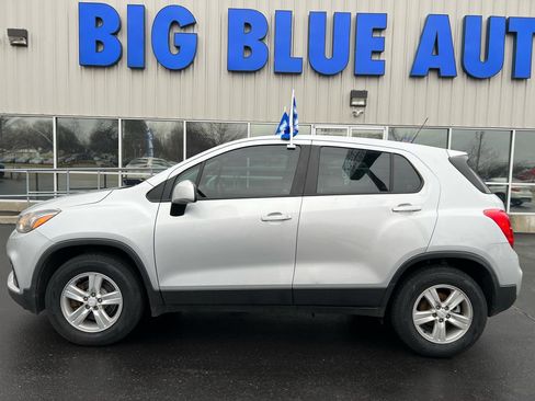 Used 2020 Chevrolet Trax LS AWD/4WD image 2