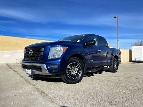 Used 2021 Nissan Titan SV w/ SV Convenience Package image 1