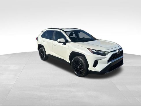 Used 2022 Toyota RAV4 SE image 9