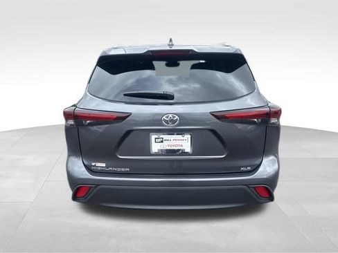 Used 2025 Toyota Highlander XLE FWD image 4
