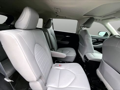 Used 2021 Toyota Highlander XLE FWD image 21