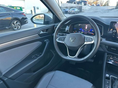 Used 2025 Volkswagen Jetta SE image 33