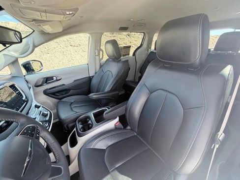 Used 2024 Chrysler Pacifica Touring-L image 25