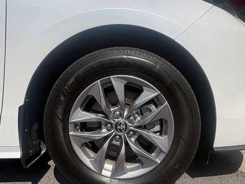 Used 2025 Toyota Sienna XLE w/ XLE Plus Package FWD image 11