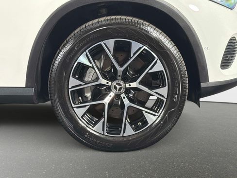 Used 2025 Mercedes-Benz GLC 350e 4MATIC image 3