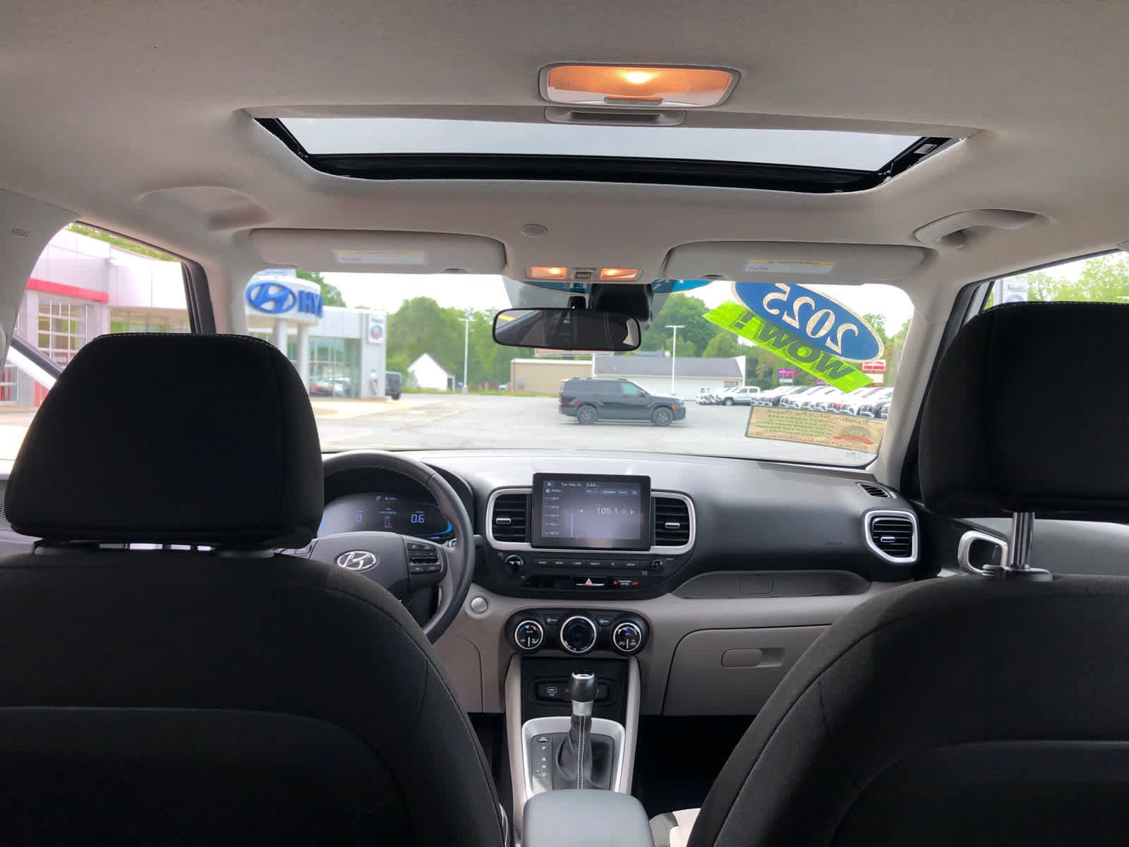 Certified 2025 Hyundai Venue SEL FWD image 28