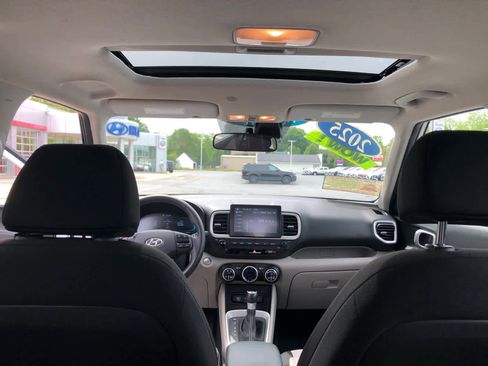 Certified 2025 Hyundai Venue SEL FWD image 28