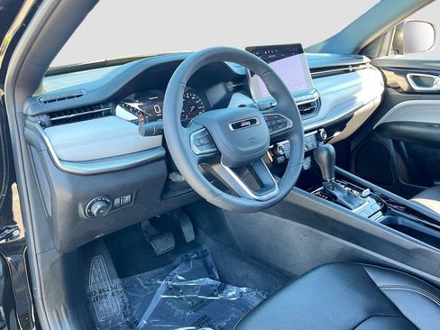 Certified 2025 Jeep Compass Limited image 9