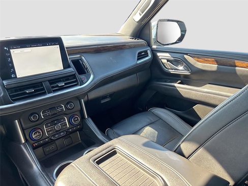 Used 2023 Chevrolet Suburban Premier image 25