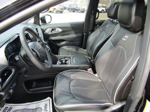 Used 2025 Chrysler Pacifica Limited FWD image 14