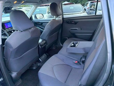 Used 2023 Toyota Highlander LE FWD image 17