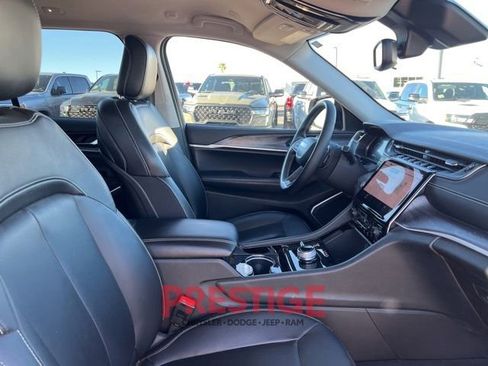 Used 2023 Jeep Grand Cherokee Limited w/ Black Appearance Package image 28