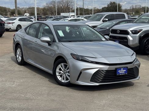 Used 2025 Toyota Camry LE image 2