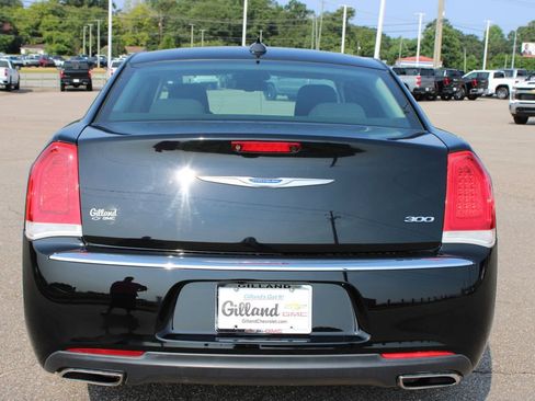 Used 2019 Chrysler 300 Touring RWD image 15