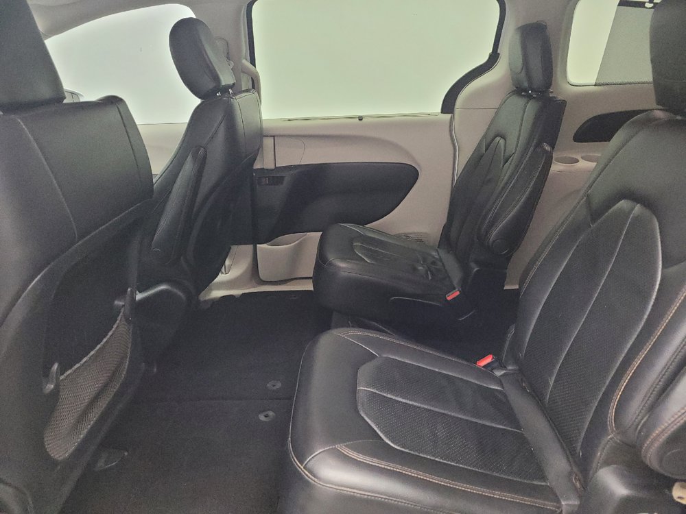 Used 2018 Chrysler Pacifica Touring-L FWD image 18