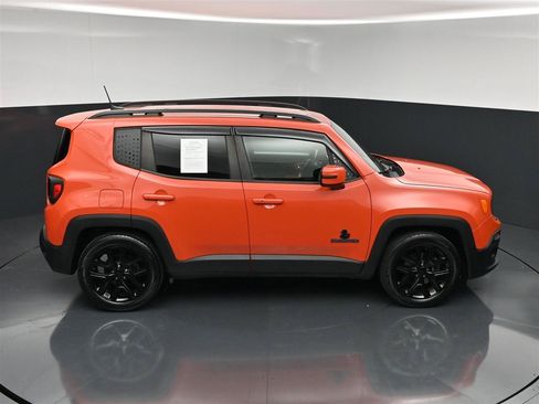 Used 2018 Jeep Renegade Altitude w/ Cold Weather Group FWD image 23