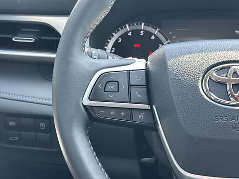 Used 2024 Toyota Highlander XLE AWD/4WD image 9