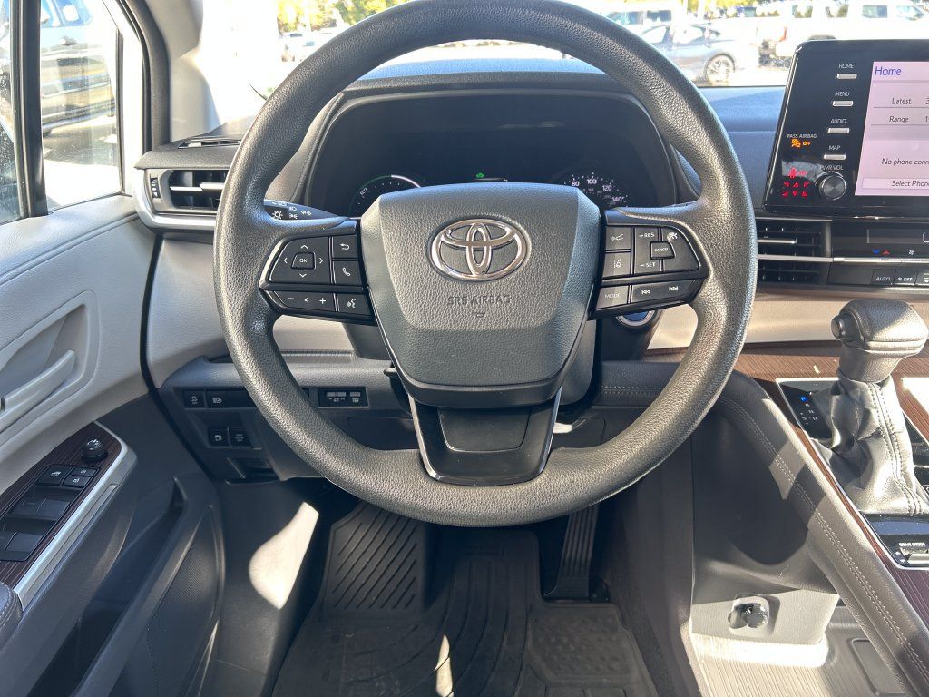 Certified 2022 Toyota Sienna LE FWD image 14