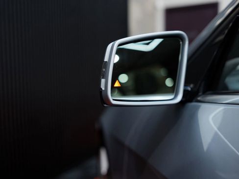 Used 2010 Mercedes-Benz E 550 4MATIC Sedan image 25