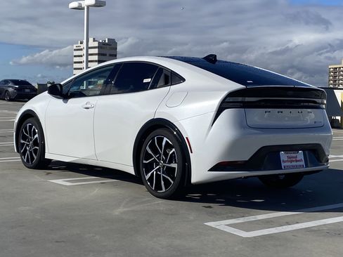 Certified 2025 Toyota Prius Plug-In Hybrid image 5