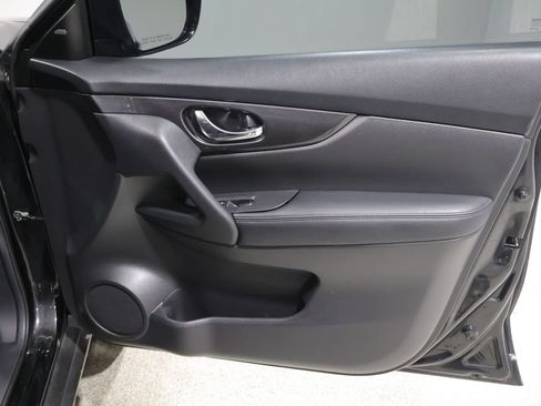 Used 2017 Nissan Rogue SV AWD/4WD image 23